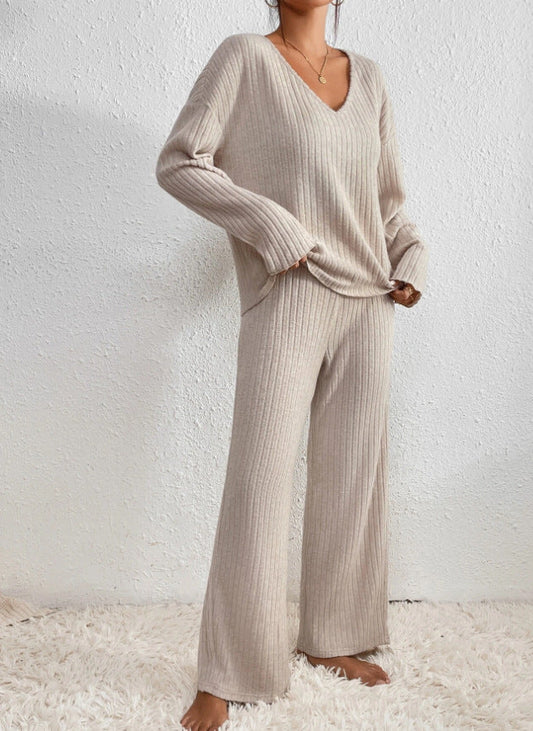 Cozy Women’s Loungewear Set with V-Neck Sweater and Relaxed Fit Trousers 0